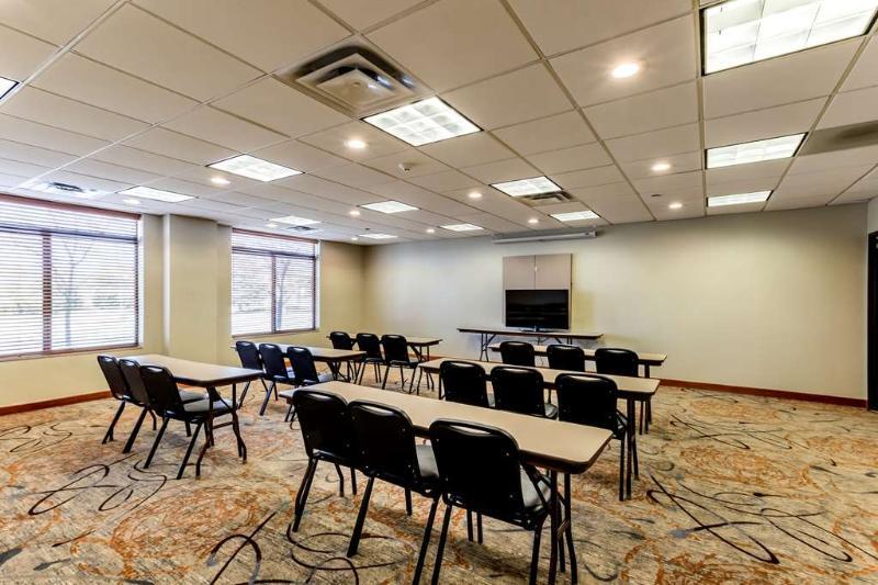 Holiday Inn Express & Suites Cedar Falls - Waterloo By Ihg Dış mekan fotoğraf
