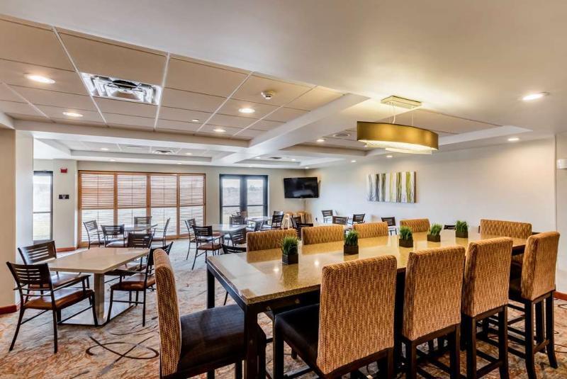 Holiday Inn Express & Suites Cedar Falls - Waterloo By Ihg Dış mekan fotoğraf