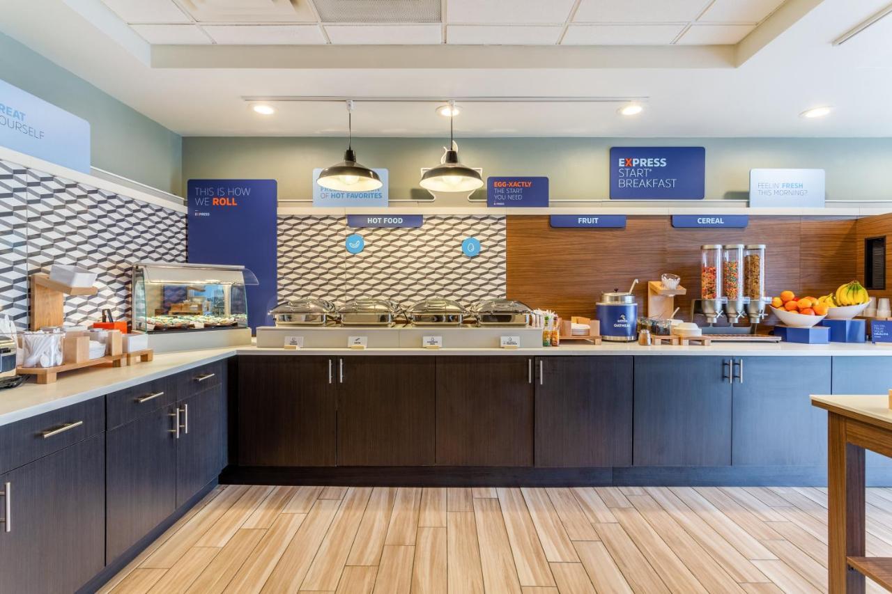 Holiday Inn Express & Suites Cedar Falls - Waterloo By Ihg Dış mekan fotoğraf
