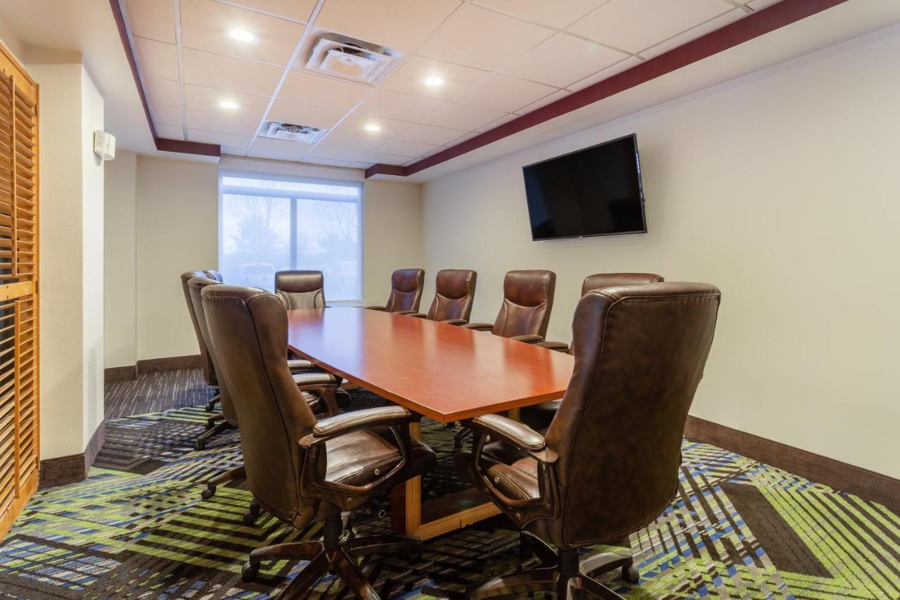 Holiday Inn Express & Suites Cedar Falls - Waterloo By Ihg Dış mekan fotoğraf